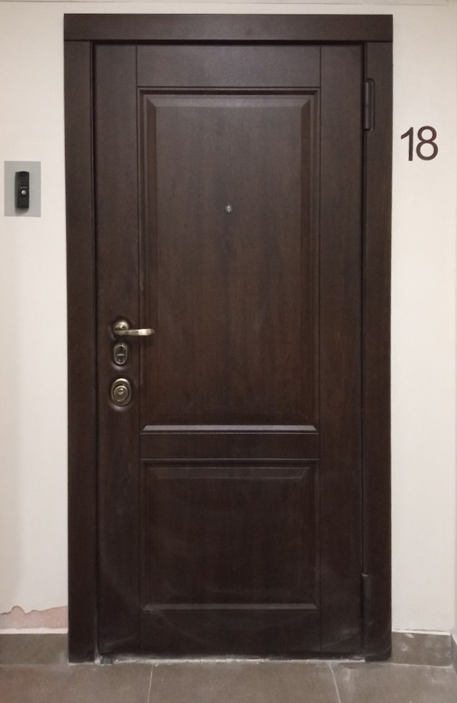 Входная дверь в квартиру 181АР1 вид снаружи